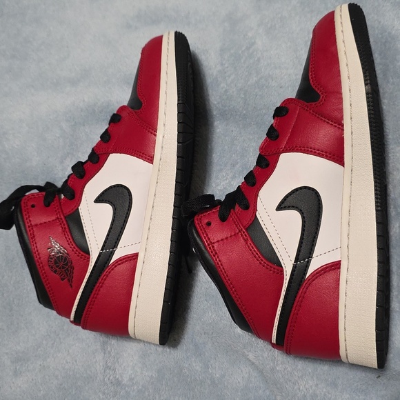 Air Jordan 2020 1 Mid GS 'Chicago Black Toe Size 4Y - Picture 7 of 12